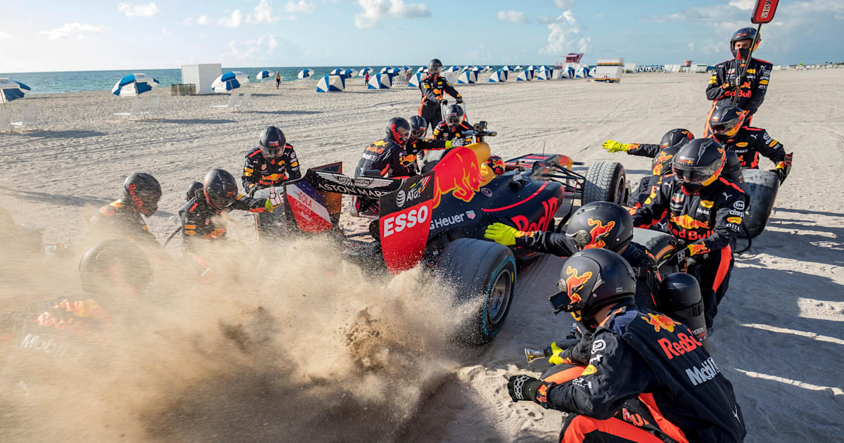 Bolidem F1 Red Bull Racing po plaży w Miami