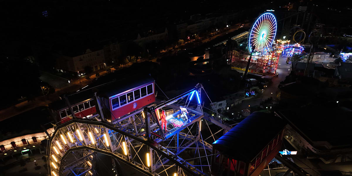 Tänzer verwandeln Wiener Riesenrad in Dancefloor