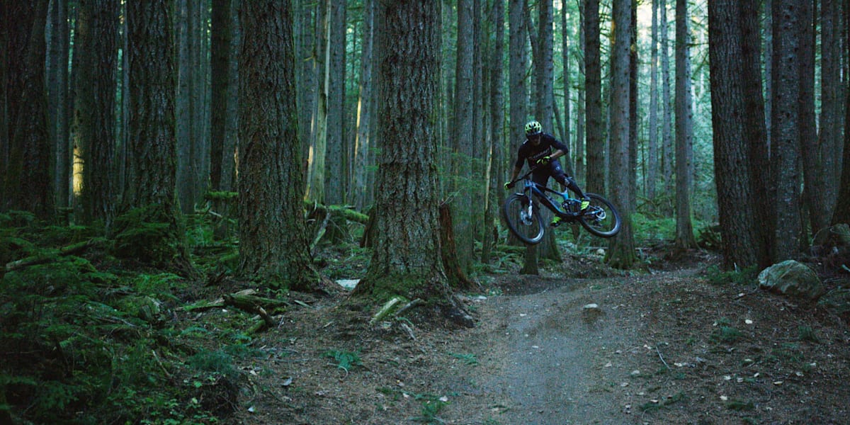 VTT : Il prend une piste de descente en cyclocross