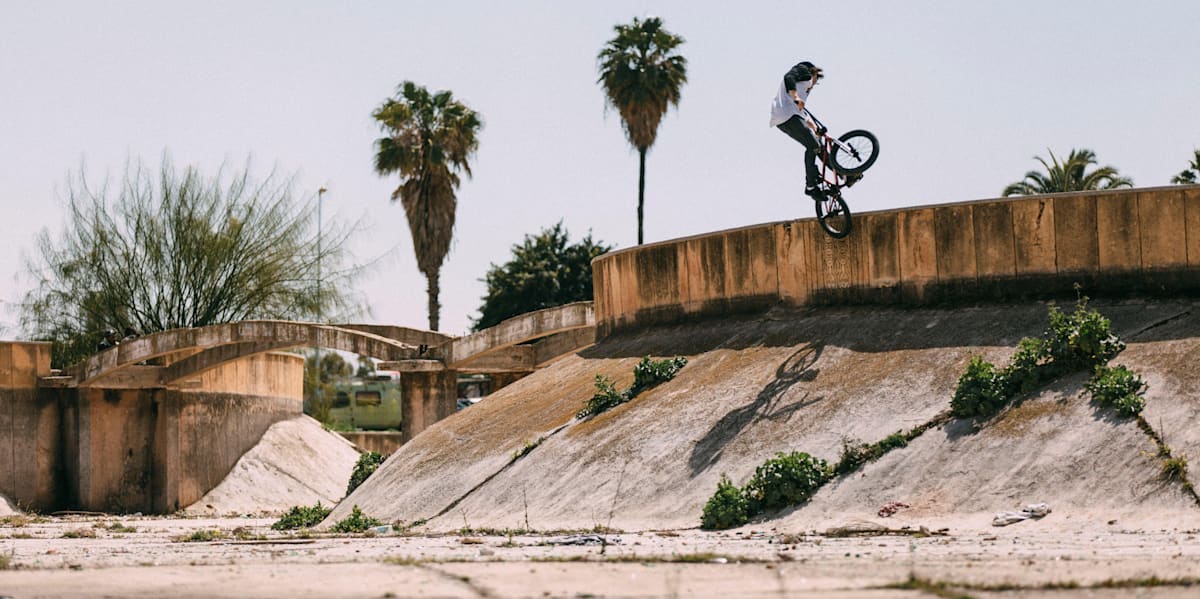 Anthony Perrin: The Palmistry Guide au Maroc ! BMX Vans