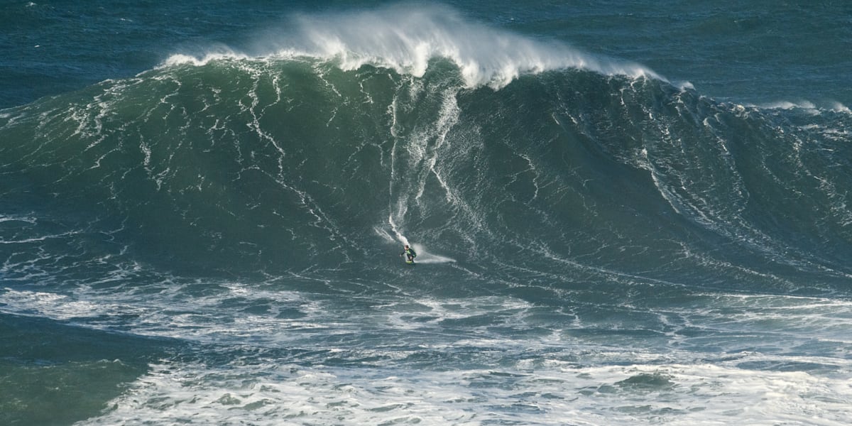 Acredite, esse aí é o Lucas Fink de skimboard em Nazaré