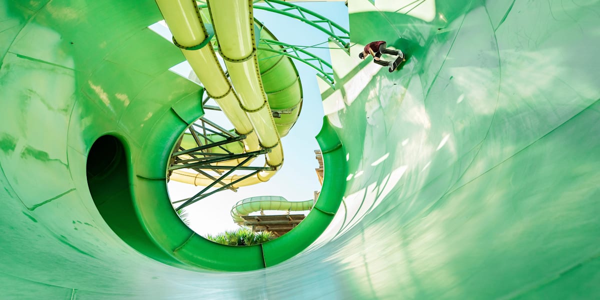 Vidéo Du skate sur des toboggans géants à Dubaï