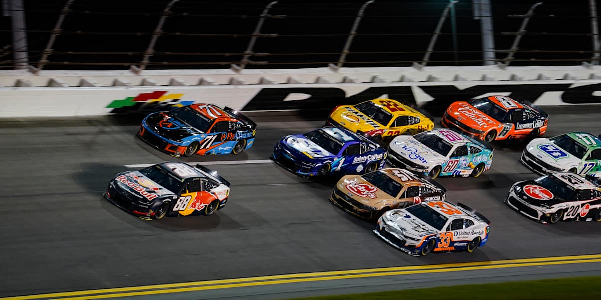 shane-van-gisbergen-battles-