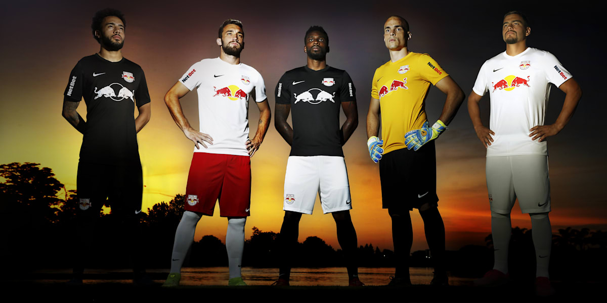 Remolque a pesar de Modernizar Las camisetas de los equipos Red Bull de todo el mundo