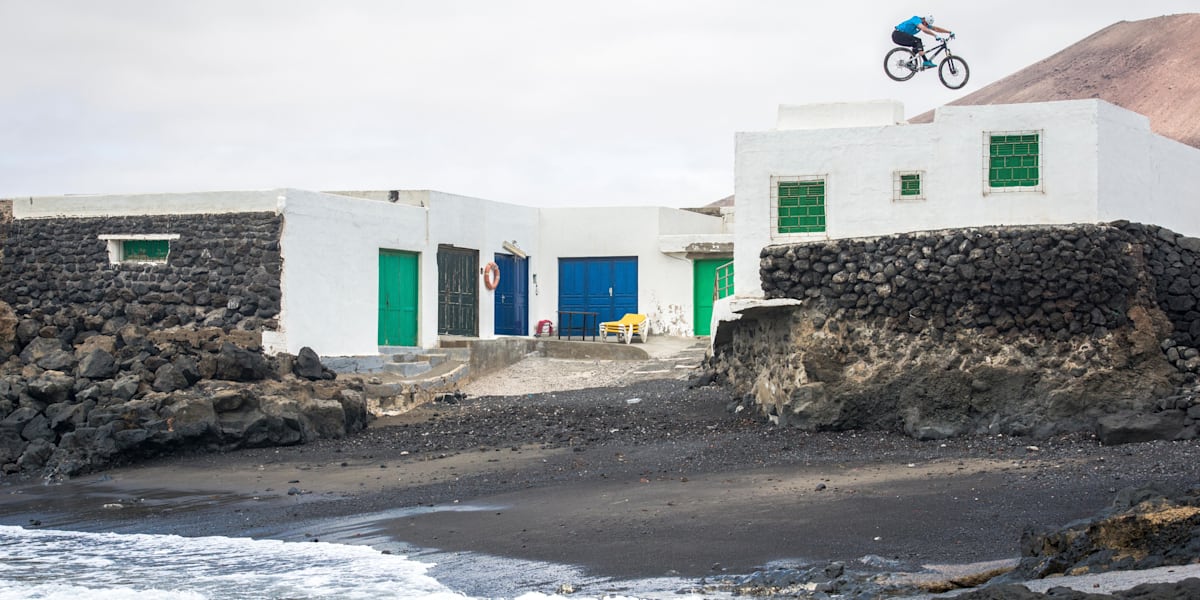 TeguiseSurfing Rocks