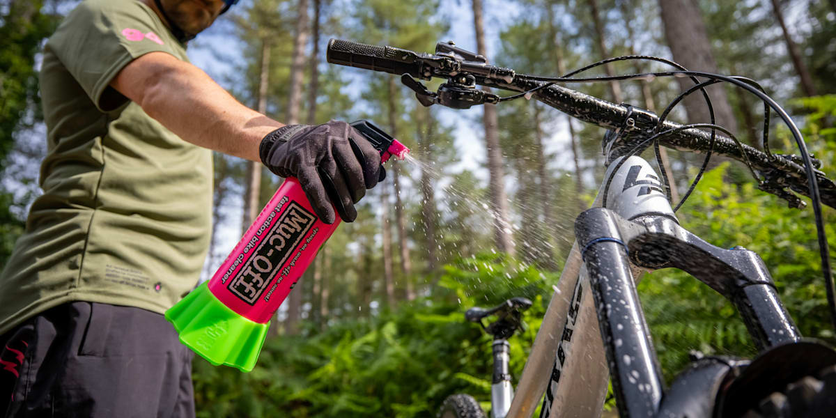 Muc-Off's Punk Powder: The greenest way to clean bikes!