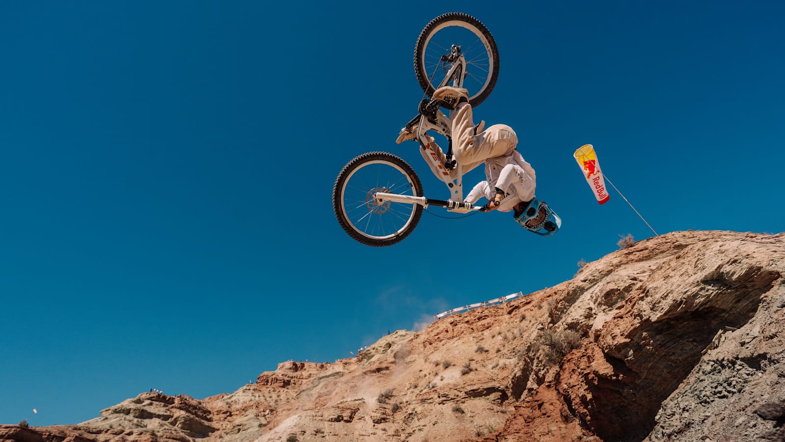 Robin Goomes en el aire durante su bajada final en el Red Bull Rampage 2026, Virgin, Utah
