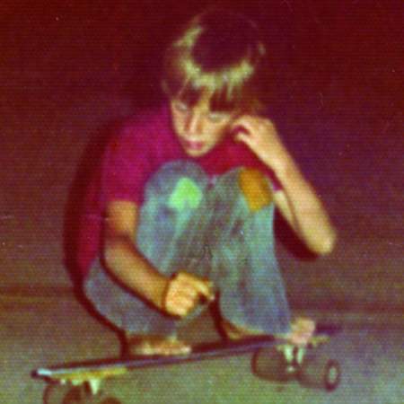 Tony Hawk quando criança e seu primeiro skate