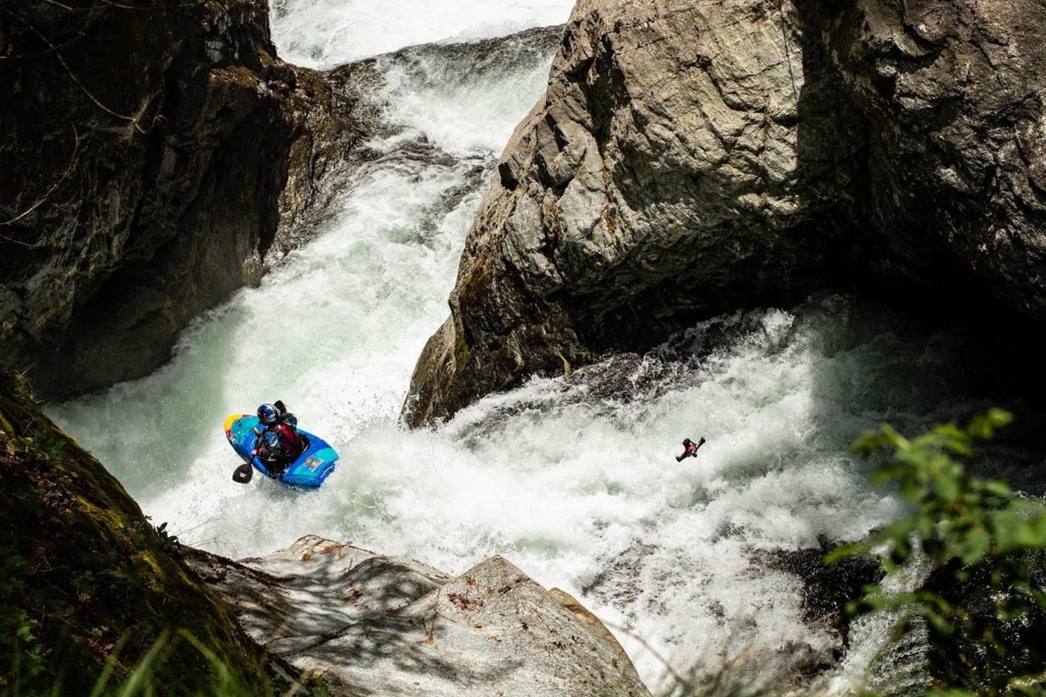 kayak-drone-nouria-newman-en-kayak-film-e-par-un-drone
