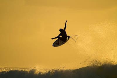 Surfer Jack Robinson vollführt einen Aerial am North Point in Westaustralien.