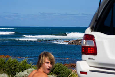 Surfer Jack Robinson bereitet sich am North Point in Westaustralien auf das Surfen vor.