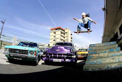 Atleta Leticia Bufoni numa manobra de skate na escada