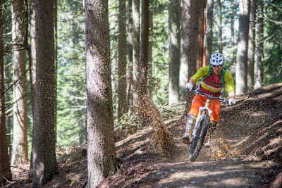 Mountainbiker fährt den Skyline-Trail in Brixen.