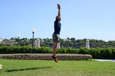 Octavo paso del burpee (salto final)