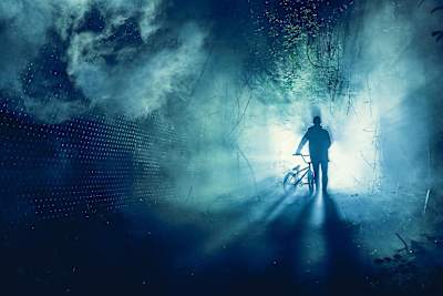 Bruno Hoffmann en un bosque lleno de niebla durante la filmación de “Devil's Voice”.