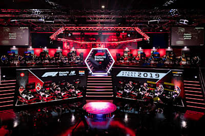 La sede de la Gran Final de F1 Esports de 2019 muestra a los competidores en acción, Gfinity Arena, Londres, Reino Unido, 4 de diciembre de 2019.