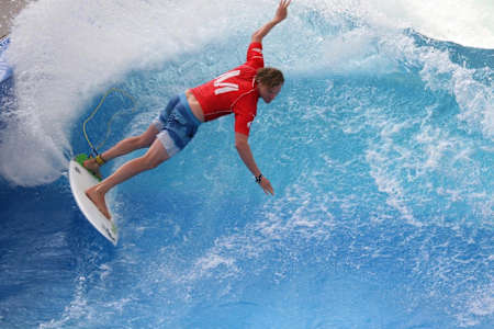 Wellenreiter Quirin Rohleder gilt als einer der ersten und besten Eisbach-Surfer überhaupt. Hier surft er die stehende Welle am Flughafen München.