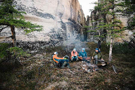 Фишхубер, Карпухин, Терентьева и Ляйстнер запасаются едой и водой во время альпинистской экспедиции в Республику Саха, Россия.