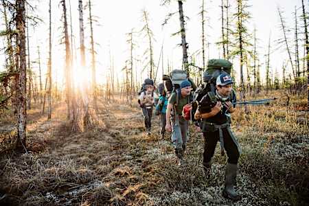 Экспедиционная группа пробирается через лес во время восхождения к Сундрунским кекурам.