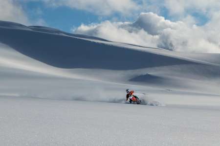 スタント界のレジェンド、ロビー・マディソンもスノーバイクに夢中