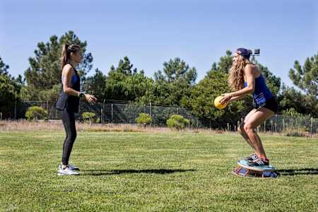 Diese Übung trainiert die Beine, den Rumpf und die Koordination!