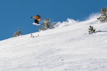 David cogiendo aire, ¡nieve polvo y gas!