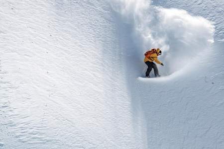 David en una pared vertical gozando de la nieve