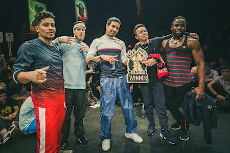 Roxrite, Menno, Víctor, Tauisuke y Júnior posan con el trofeo Checkmate en el Cricle Industry 2018.