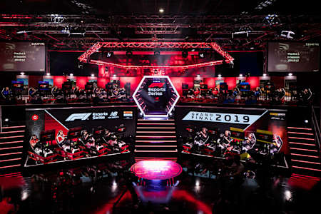 La sede de la Gran Final de F1 Esports de 2019 muestra a los competidores en acción, Gfinity Arena, Londres, Reino Unido, 4 de diciembre de 2019.