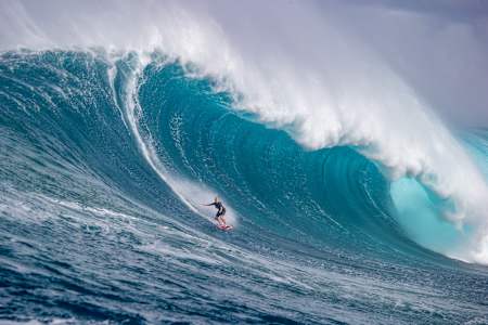 Izzi Gomez surfs Jaws