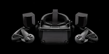 Bild zeigt das VR-Headset Valve Index samt Controllern und Basisstationen.