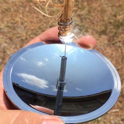 Sunlighter Le Sunlighter utilise une miroir parabolique pour capter les rayons du soleil et faire du feu.