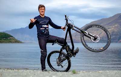 Der Neuseeländer George Brannigan mit seinem NS Bikes DH-Bike in Queenstown, Neuseeland.