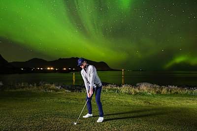 Golfer wears Kjus Kian Technical Halfzip layer.