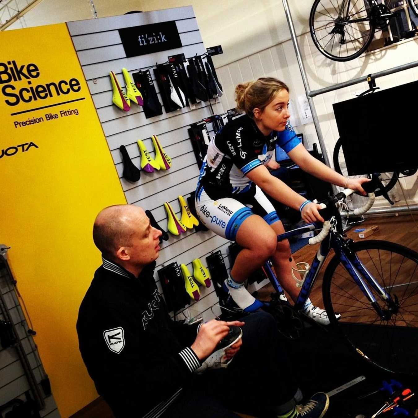Велосипедистка идет на примерку велосипеда в Bike Science.