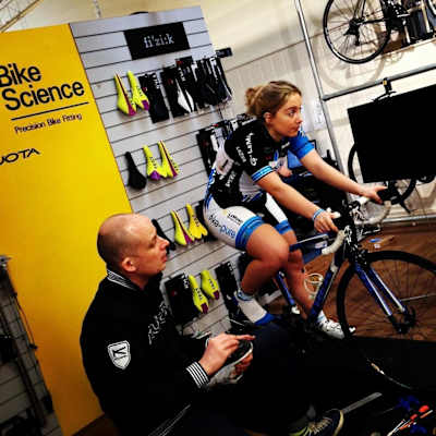 A una ciclista se le ajusta la bici en Bike Science.