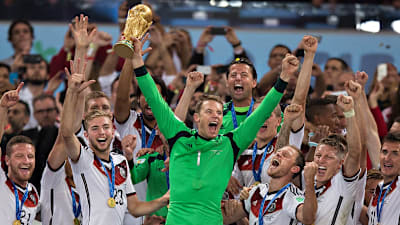 Manuel Neuer soulève la Coupe du Monde de football en 2014.