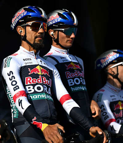 El colombiano Daniel Felipe Martínez y el equipo Red Bull - BORA - hansgrohe antes de la 111ª Lieja - Bastogne - Lieja 2025
