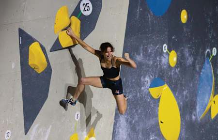 Oriane bertone exulte lors de sa victoire des championnats de France d'escalade de bloc.