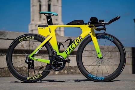 Factor SLiCK triathlon bike seen sideways on.