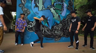 डांस योर स्टाइल 2019 के लिए पांच प्रतियोगियों ने टोक्यो में एक डांस के साथ वार्म-अप किया.