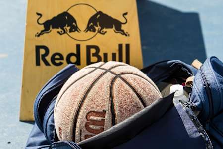 Ein Basketball vor dem Red Bull-Logo. 