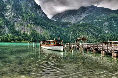 Tiefer See in spektakulärer Landschaft.