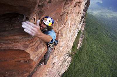 Kletter-Profi Stefan Glowacz beim Freiklettern am Acopan Tepui in Venezuela 2006