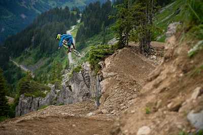 Vincent Tupin salta en un sendero de Châtel, Francia.