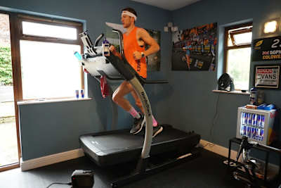 Tom Evans trainiert auf dem Laufband in seinem heimischen Fitnessstudio, während er sich auf die Three Peaks Challenge vorbereitet.