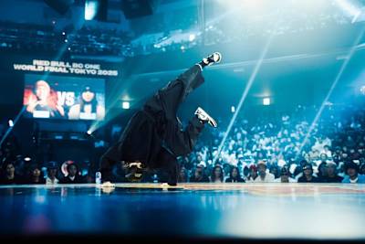 B-girl Carla în acțiune la finala mondială Red Bull BC One din Tokyo