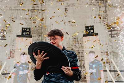 Levy Finn Rieck, de RBLZ Gaming, sostiene en sus manos el trofeo de campeón.