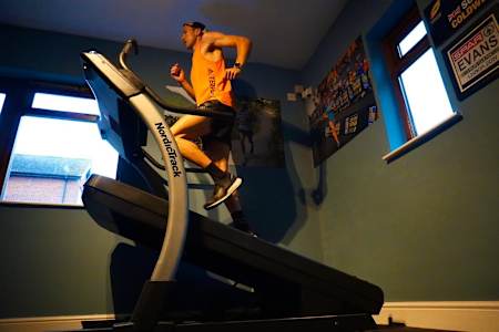 Tom Evans en acción durante el evento Three Peaks Challenge en Loughborough, Reino Unido, el 30 de abril de 2020.