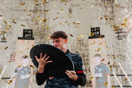 Levy Finn Rieck, de RBLZ Gaming, sostiene en sus manos el trofeo de campeón.